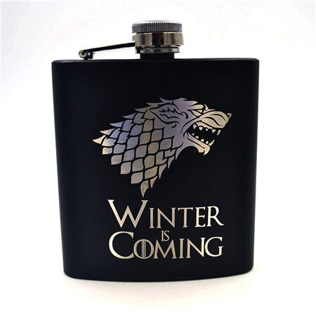 Game of Thrones en acier inoxydable revêtu de poudre noire avec revêtement en poudre de 6 oz gravé au laser, idéal pour les fans de GOT