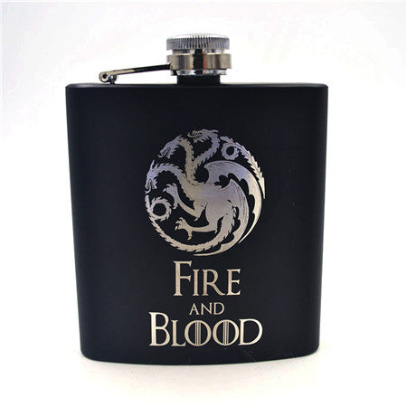 Game of Thrones en acier inoxydable revêtu de poudre noire avec revêtement en poudre de 6 oz gravé au laser, idéal pour les fans de GOT