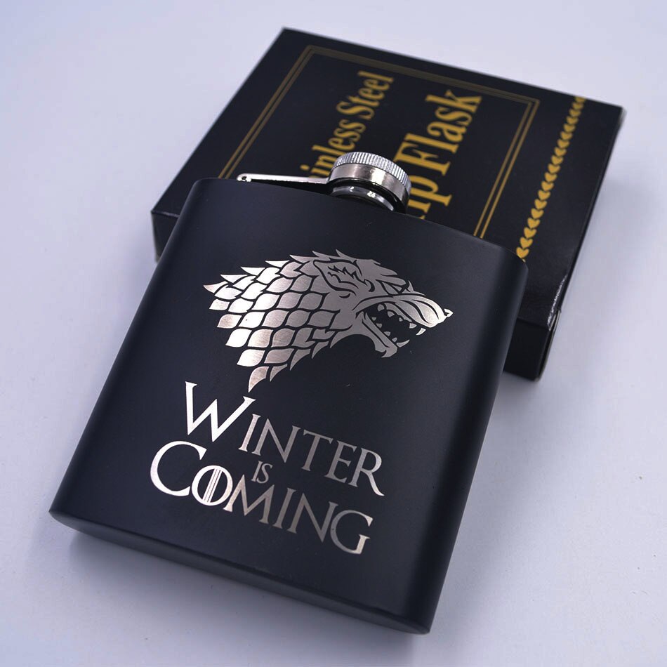 Game of Thrones en acier inoxydable revêtu de poudre noire avec revêtement en poudre de 6 oz gravé au laser, idéal pour les fans de GOT