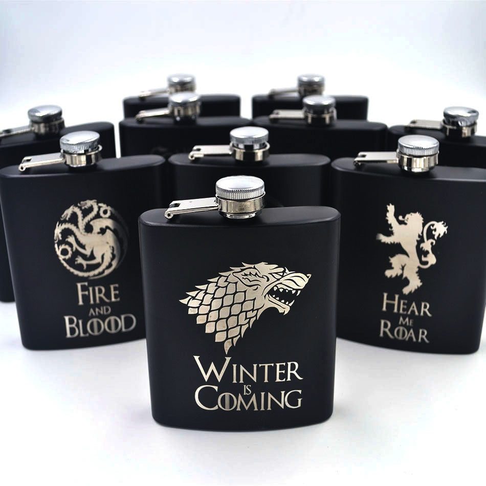 Game of Thrones en acier inoxydable revêtu de poudre noire avec revêtement en poudre de 6 oz gravé au laser, idéal pour les fans de GOT